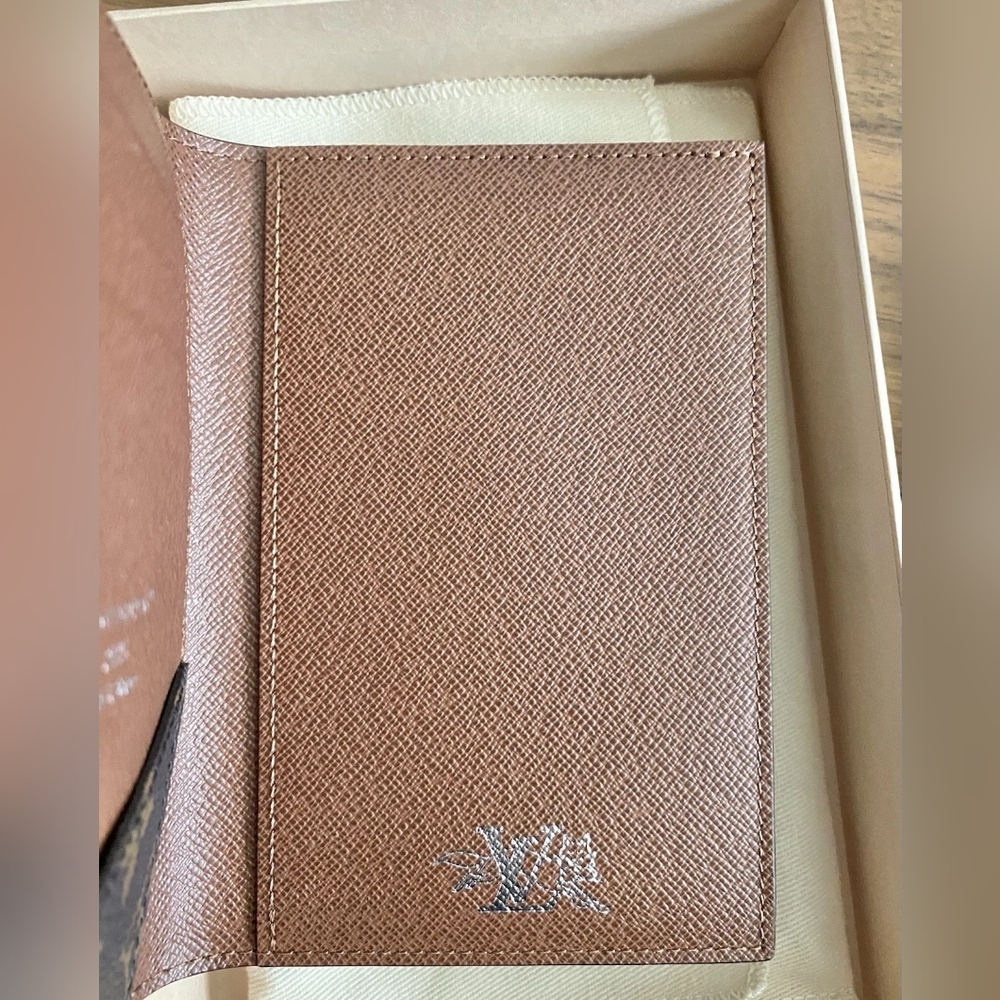 Louis Vuitton Passport Cover - Picture 4 of 8